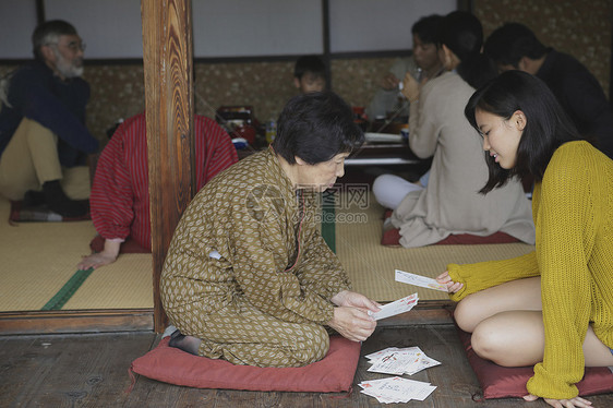 玩纸牌游戏的中年妇女图片