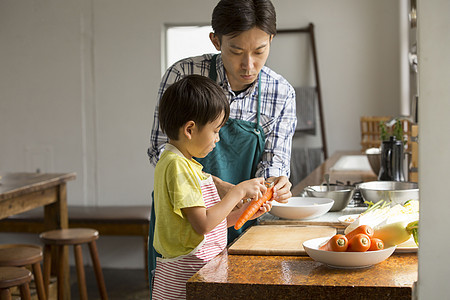 父子二人做日本料理图片