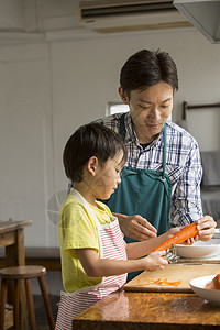 居家做日本料理的父子图片