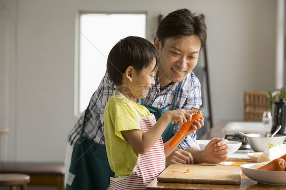 父子二人做日本料理图片