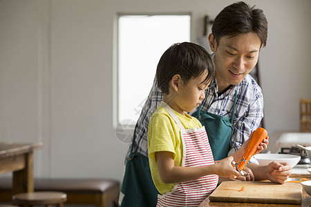 父子二人做日本料理图片