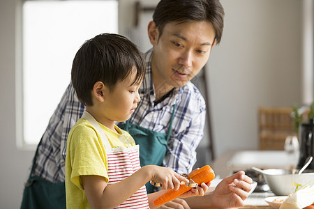 父子二人做日本料理图片