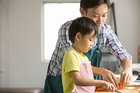 父子二人做日本料理图片