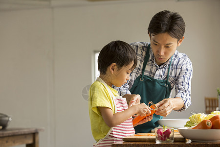 父子二人做日本料理图片