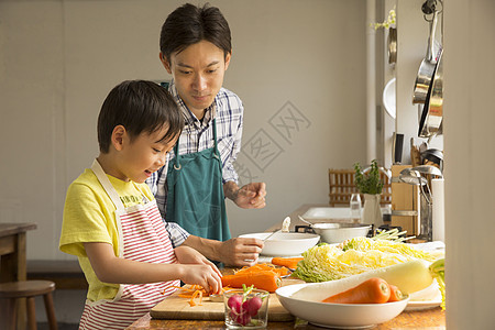 父子二人做日本料理图片