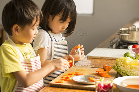 小孩学习烹饪图片