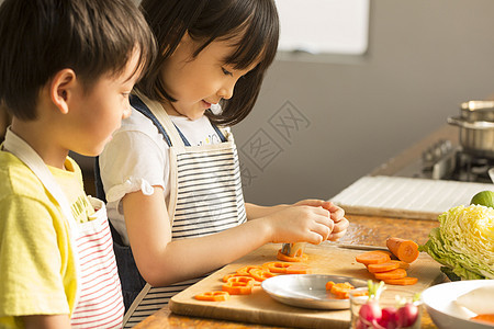 小孩学习烹饪图片