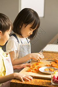 小朋友学习烹饪做菜图片