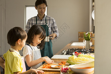 姐弟俩在厨房里学做饭图片