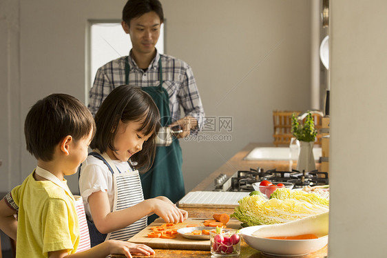 姐弟俩在厨房里学做饭图片