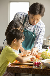 爸爸教孩子们做饭图片