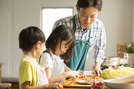 姐弟俩在厨房里学做饭图片