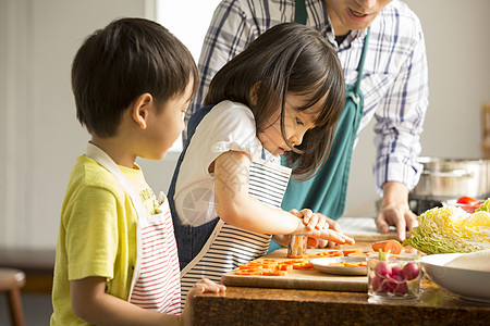 姐弟俩在厨房里学做饭图片