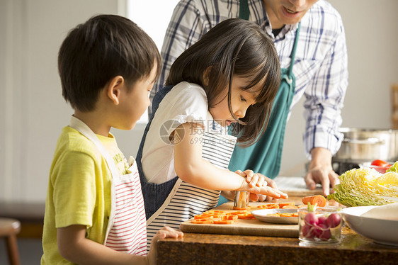 姐弟俩在厨房里学做饭图片