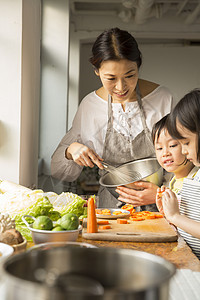 姐弟俩在厨房里学做饭图片