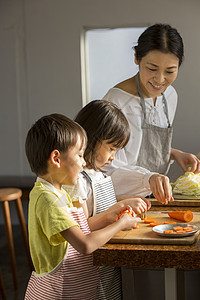 妈妈教孩子学习烹饪图片