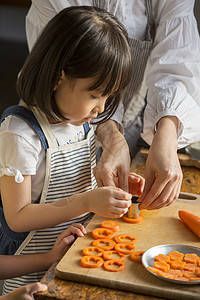 妈妈教孩子学习烹饪图片