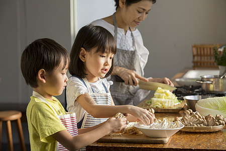 妈妈教孩子学习烹饪图片