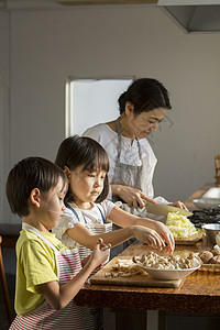 妈妈教孩子学习烹饪图片