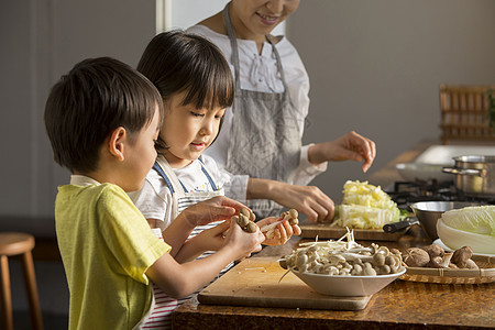 妈妈教孩子学习烹饪图片