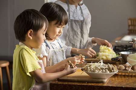 妈妈教孩子学习烹饪图片