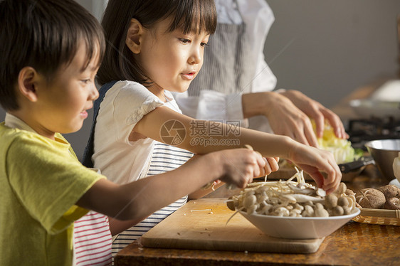 妈妈教孩子学习烹饪图片