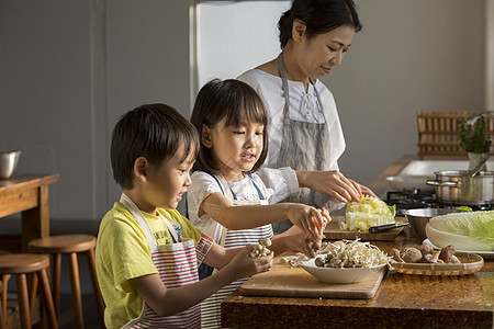 妈妈教孩子学习烹饪图片