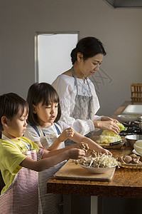 妈妈教孩子学习烹饪图片