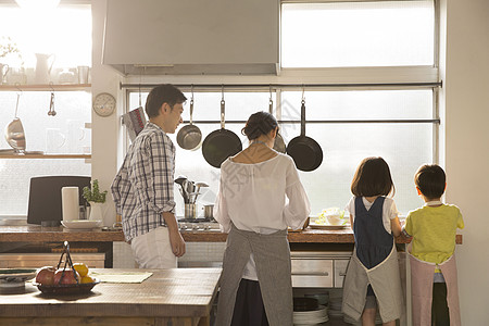 温馨家庭居家做菜图片素材
