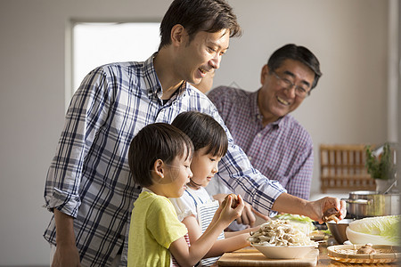 温馨一家人居家做饭图片