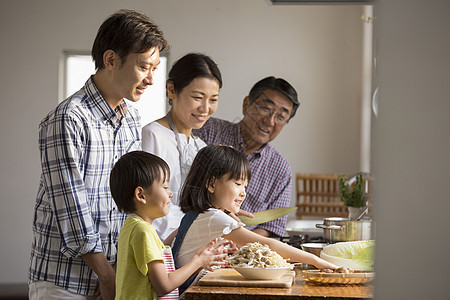 温馨一家人居家做饭图片