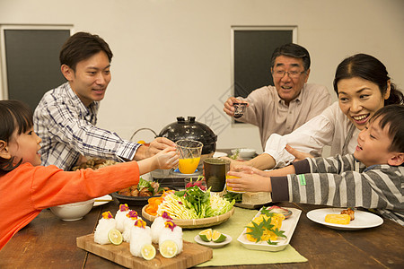 一家三代人享用晚餐图片