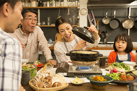 享用丰盛晚餐的温馨一家人图片素材