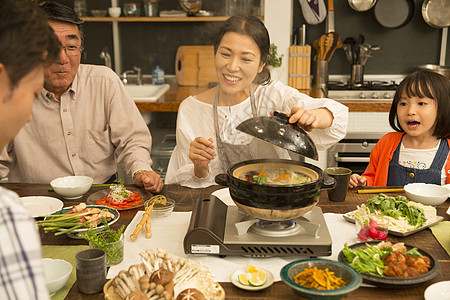 吃火锅的一家人图片