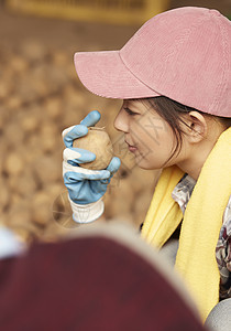 手拿土豆的年轻女人图片