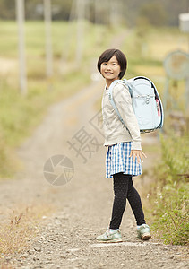 田野里背着书包的儿童图片