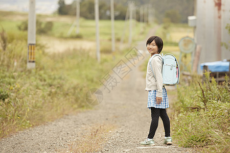 放学路上准备回家的儿童图片