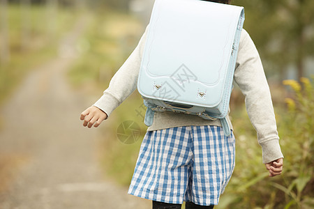 背着书包的儿童图片