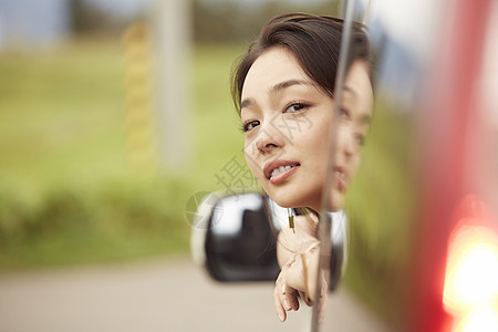 一个女人在汽车里挥手图片