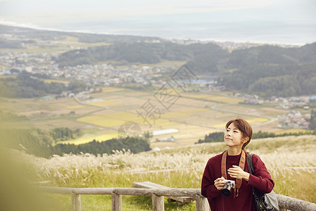 女性青年在户外旅游观光图片