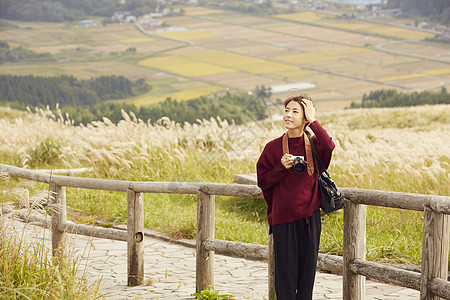 女性青年在户外旅游观光图片