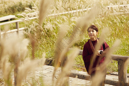 女性青年在户外旅游观光拍照图片