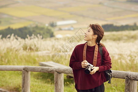 女性青年在户外旅游观光图片