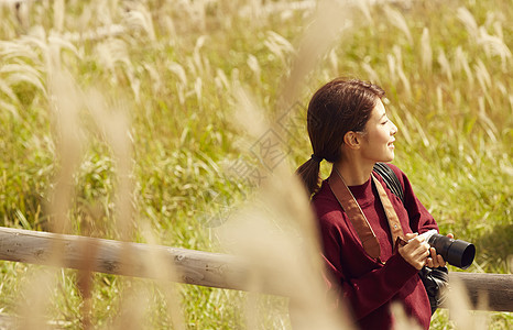 女性青年在户外旅游观光图片