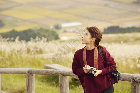 女性青年在户外旅游观光图片