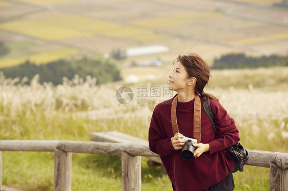 女性青年在户外旅游观光图片