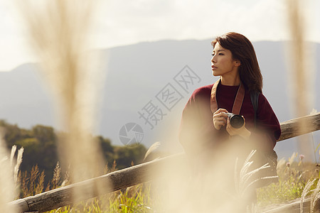 女性青年在户外旅游观光图片