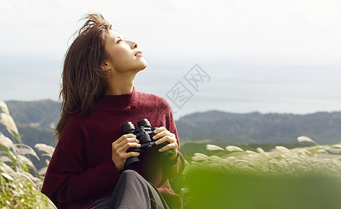 女性青年在户外旅游观光图片