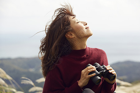 女性青年在户外旅游观光图片