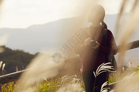 年轻女人在户外旅游观光拍照图片